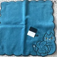猫とバラ刺繍の青いタオルハンカチ