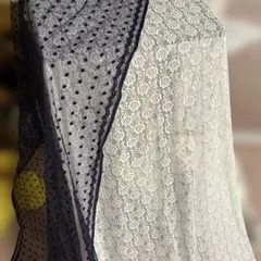 ネイビーのレース生地