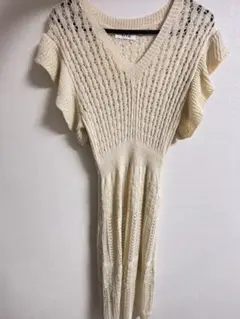 アイボリー Vネックニットワンピース