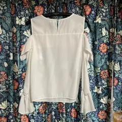 白　オフショルダー ブラウス