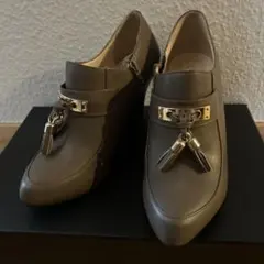 ぷ*ん様 タッセル付きカーキ　ウェッジヒールパンプス