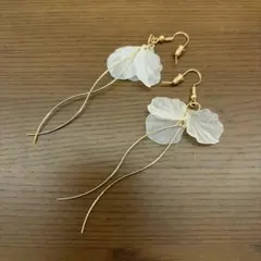 【SALE】新品 揺れる花びらロングピアス シースルーホワイト×ゴールド