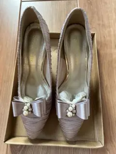 リボン付きピンクベージュパンプス 中ヒール