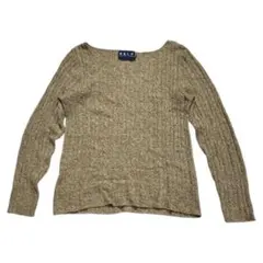 ケーブル編みニット