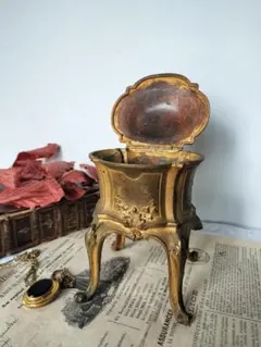 フランスアンティーク 猫脚のジュエリーボックス ゴールド 風景