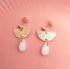 【大人上品】ハーフムーン×ホワイトしずく 揺れるピアス／イヤリング