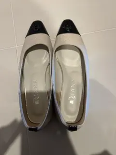 DIANA ベージュ・黒 トゥキャップパンプス