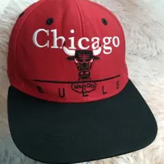 a d i d a s シカゴレッドブルズ刺繍ロゴキャップ