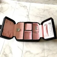 MARYQUANTアクセサリーケース 黒 ピンク内装