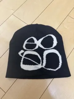 黒のニット帽 白のグラフィックデザイン