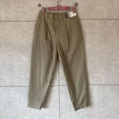 ベージュ チノパン