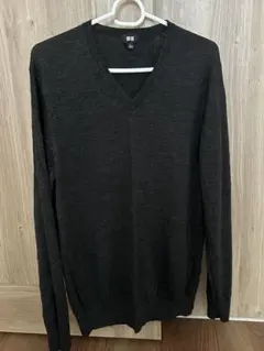 ユニクロ ダークグレー Vネック ニットセーター