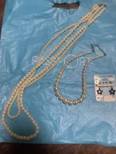 パールネックレスと花型ピアスセット