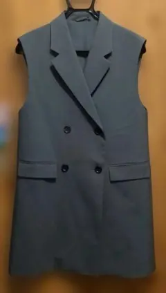 GU グレー ダブルボタン ノースリーブロング　ジレ　Мサイズ