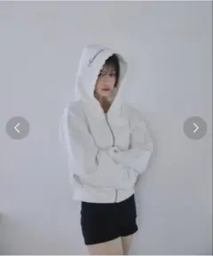 Smyeon レース付きコンパクトジップフーディー　ホワイト　パーカー Smyeon（スミョン）の「Compact lace zip hoodie / レース付き