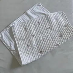 チェリー刺繍入りホワイトキルティング敷きパッド 約70cm x 50cm