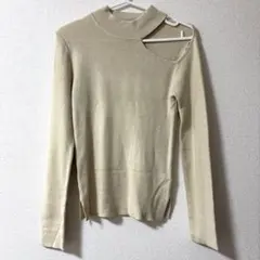 肩出しニットのトップス
