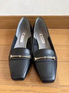 【お値下げ・美品】DIANA ビット付きフラットシューズ 黒 23センチのサムネイル