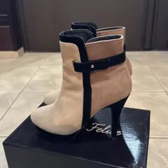 ベージュと黒のツートンカラースエード調ショートブーツ