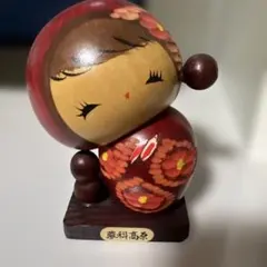 赤い花柄の木製こけし　こけし　蓼科高原