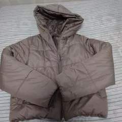 フード付きベージュブラウンダウンジャケット