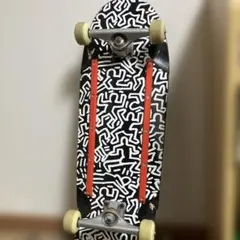 スケートボード 白黒デザイン オレンジトラック