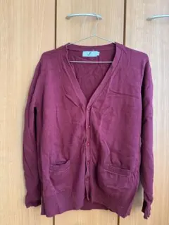 バーガンディ ボタン付きカーディガン