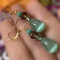 ハンドメイド緑色のドロップ型ピアス