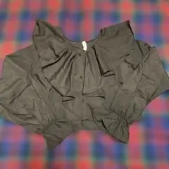 フリル付きダークグレークロップドシャツ
