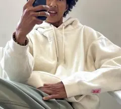 限定品Glossier クリ－ム色 パーカー M