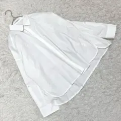 【モラビト】 (38) 白シャツ オーバーサイズ ストレッチ 紋章ロゴ刺繍のサムネイル