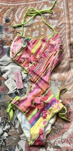 【新品インポート】華やかフラワープリントのオープンバックスタイル水着