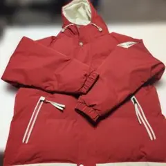 赤いダウンジャケット フード付き