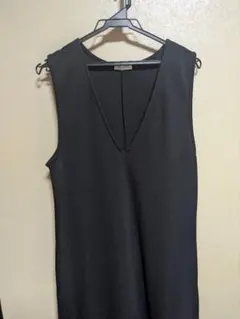 黒のVネックノースリーブロングワンピース