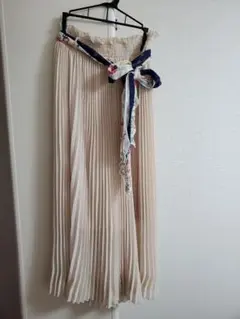 アクシーズファム　プリーツワイドパンツ　スカーフ付　ベージュ　アイボリー