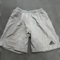adidas グレー ストライプ ショートパンツ