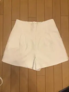 ホワイト ハイウエスト タックショートパンツ