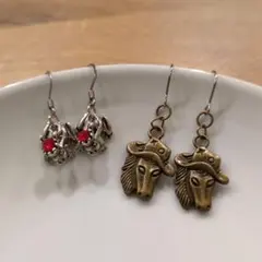 馬のカウボーイと王冠カエル　ピアス２個セット