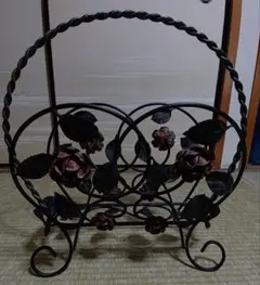 イタリア製マガジンラックローズモチーフ 素材　鉄