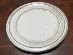 陶器の皿 白と緑のグラデーション 厚み重厚感あり