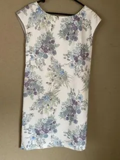 新品未使用！ブルー水色寒色系花柄ワンピース白地上品さわやか体型隠しのサムネイル