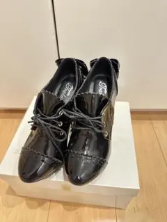 【美品】TRALALA（トゥララ）エナメル レースアップリボンパンプス
