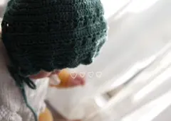 ダークグリーン かぎ針編み フリル帽子　ベビーボンネット