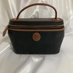 黒の合成皮革クラッチバッグ