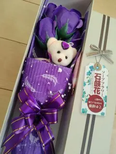 퍼플 베어 플러시가 달린 비누 꽃