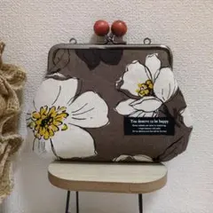 ハンドメイド　木玉がま口ポーチ（花柄　ブラウン）