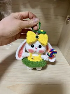 可愛いウサギのキーホルダー、あみぐるみ。のサムネイル