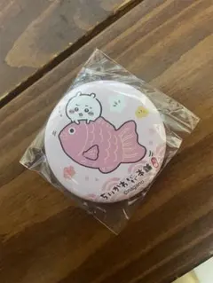 ちいかわ もぐもぐ本舗 川越限定鯛だらけなマット缶バッジ　ちいかわ