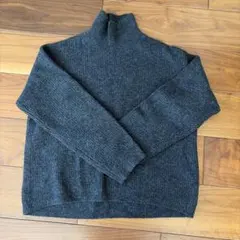 UNIQLOダークグレー タートルネックセーター