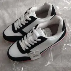 【訳あり】タグ付き　レディース　スニーカー　ブラック×ホワイト　24.5cm